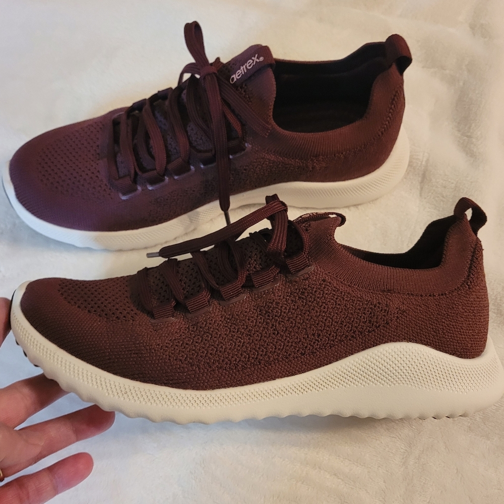 Aetrex Orthotic Arch Support Carly sneakers 8.5M. Burgundy